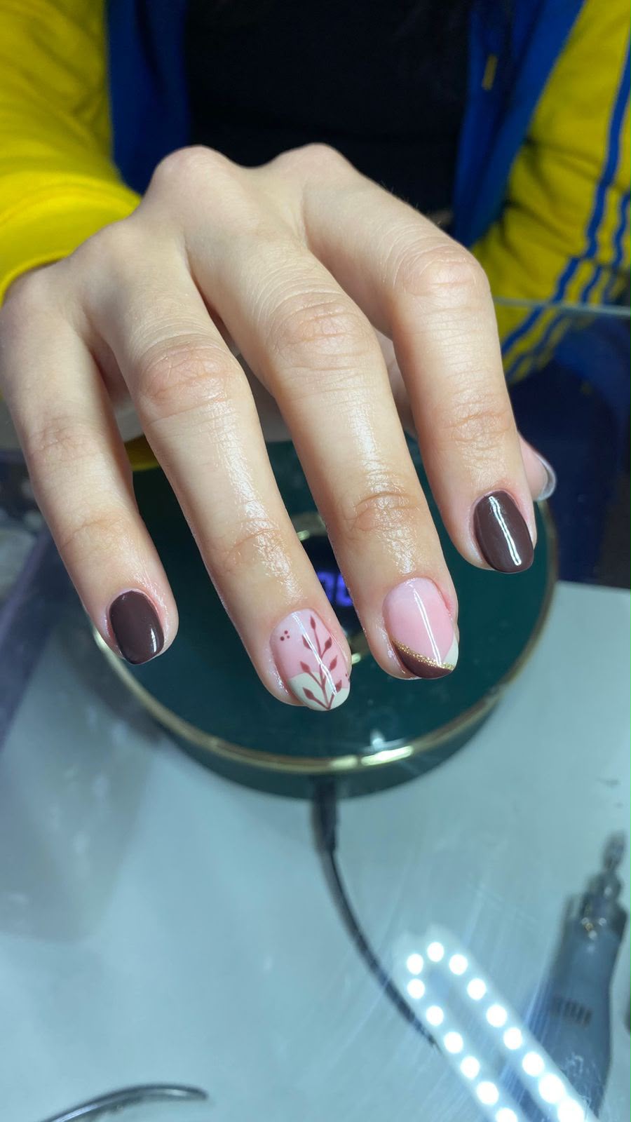 Manicura en tonos naturales y bordó
