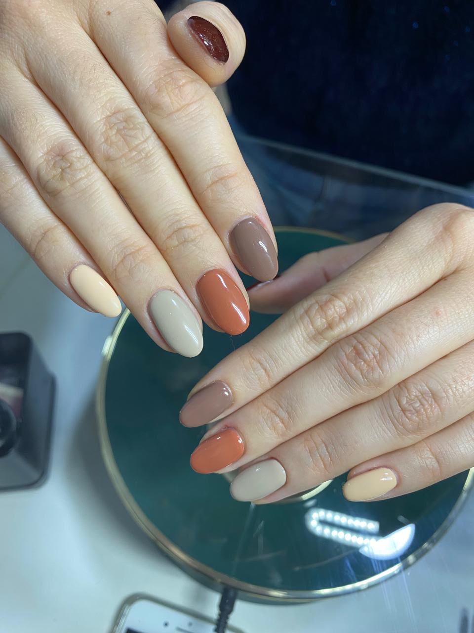 Manicura en tonos neutros