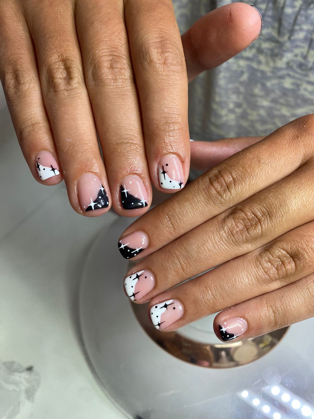 Manicura en tonos cálidos