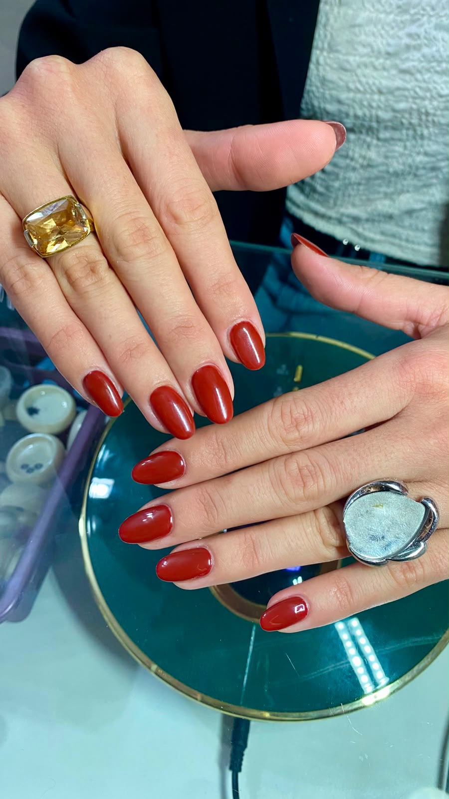 Diseño de uñas en rojo intenso